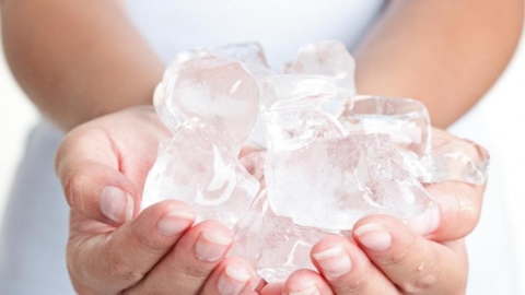 Descubre los beneficios de usar hielo en la cara y cómo aplicarlo correctamente