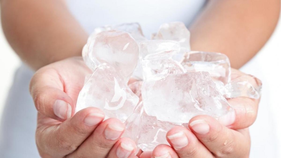 Descubre los beneficios de usar hielo en la cara y cómo aplicarlo correctamente