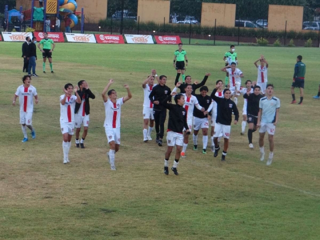 Los felinos sacaron la casta en casa y se impusieron 3-1 a Delfines UGM; Guillermo Peña marcó un doblete y Luis Pavia anotó un tanto más.