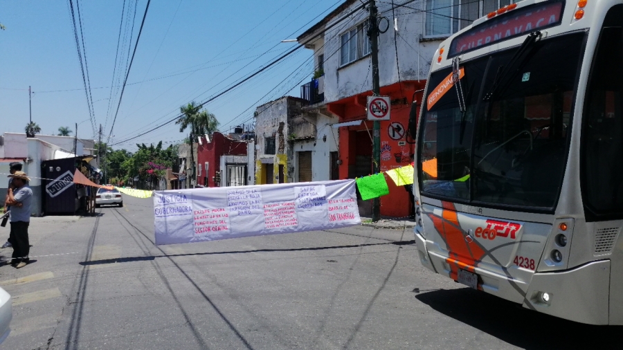Nuevamente vecinos bloquean calle Galeana para exigir reparación de daños a vivienda