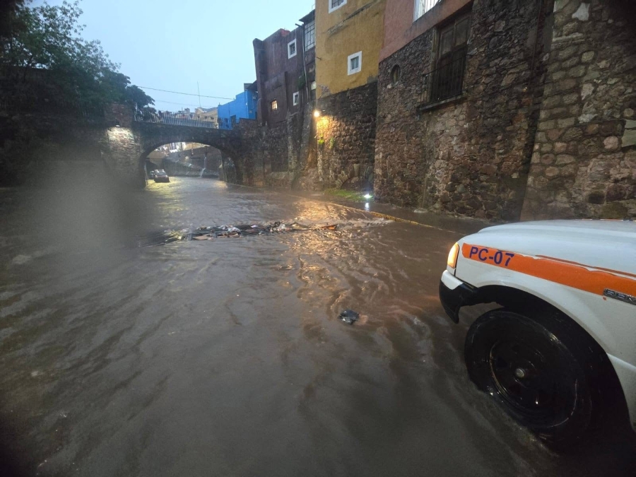Tormenta provoca severas inundaciones en Guanajuato; joven muere por rayo