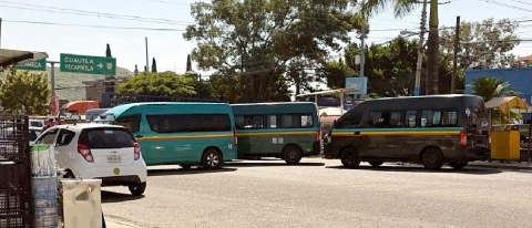 Transportistas bloquearon los accesos al municipio.