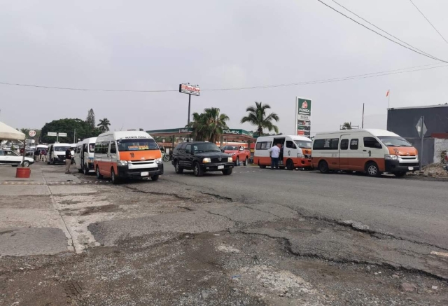 Operadores de la Ruta 10 retuvieron las unidades en las que transportaban a los obreros.