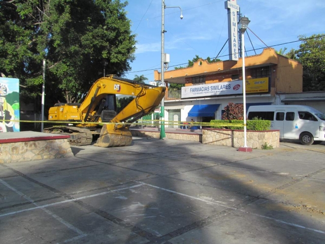  Enfado y sorpresa causó entre los grupos opositores a la obra ver la máquina que llegó la tarde de ayer al zócalo. Se presume que los trabajos comenzarían este miércoles, pero los ciudadanos se siguen oponiendo.