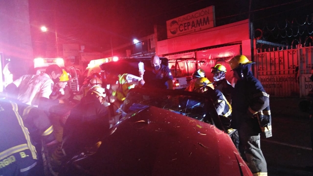 Rescataron a hombre prensado en su automóvil tras accidente en Plan de Ayala