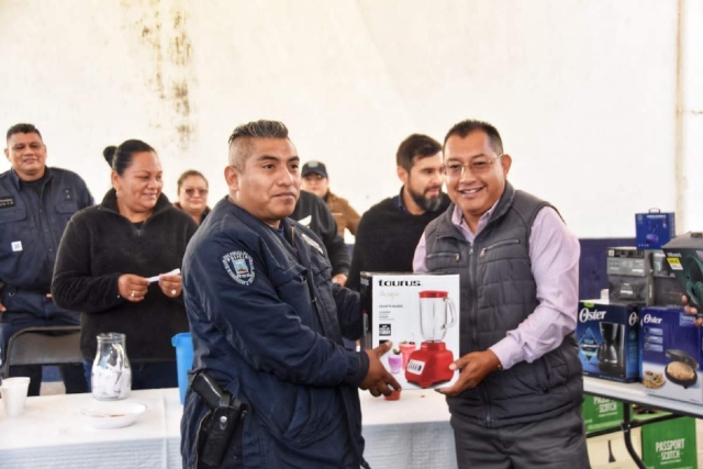 Los elementos de la corporación convivieron y recibieron regalos.