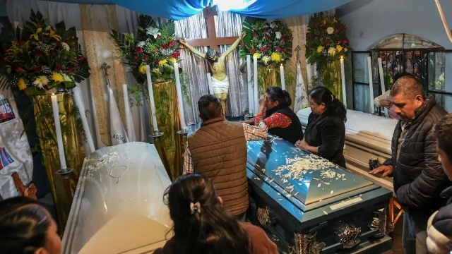 México ya ha repatriado a 16 de los 26 migrantes muertos en tráiler en Texas