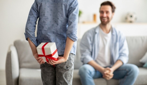 Guía de regalos tecnológicos y de estilo para el Día del Padre 2025