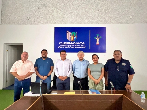 Cinco hombres y cuatro mujeres, los ayudantes en Cuernavaca