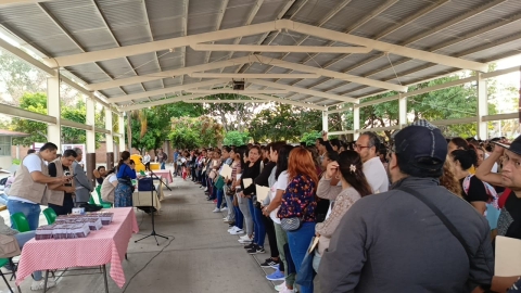 Entrega Bienestar tarjetas para beca &#039;Rita Cetina&#039; en secundaria técnica 18