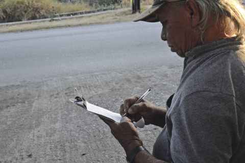 Pantale&oacute;n Bustos tambi&eacute;n compra y vende juguetes y otros art&iacute;culos en los tianguis, y durante un tiempo fue columnista en un peri&oacute;dico.   