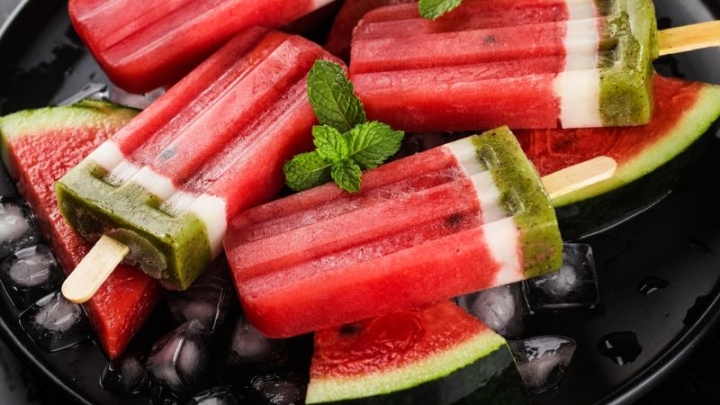 Prepara unas refrescantes paletas de sandía y kiwi para el calor de la tarde