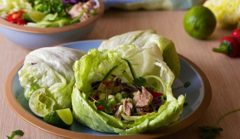 ¿Buscas una cena ligera y fácil? Prueba estas barquitas de lechuga con atún
