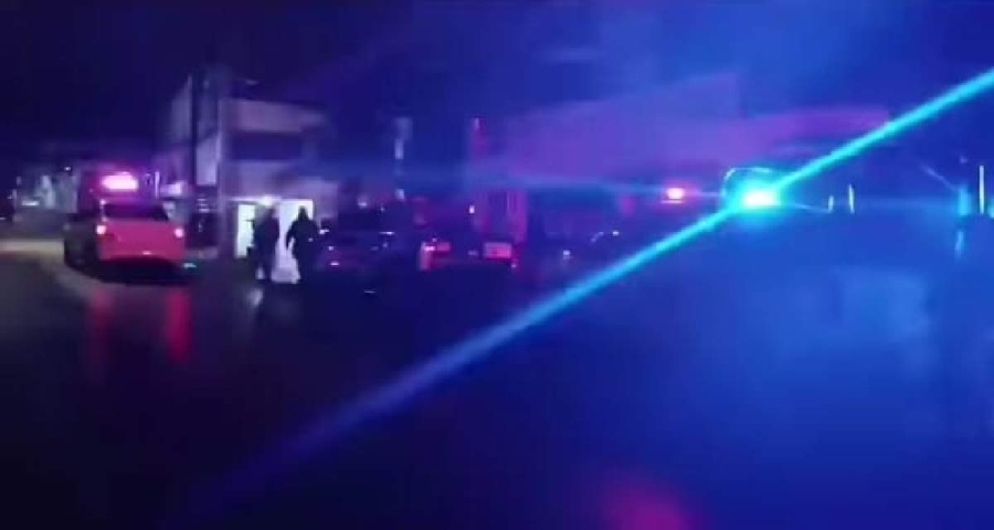  A pesar de la presencia policiaca, los agresores de la víctima huyeron en una motocicleta.