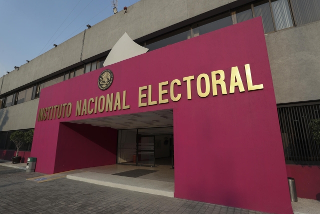 INE ordena a López Obrador modificar siete mañaneras