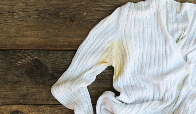 ¿Cómo eliminar las manchas amarillas de la ropa blanca sin dañarla?