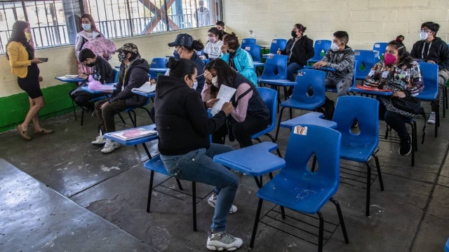 AMLO critica a quienes se oponen al regreso a clases presenciales.