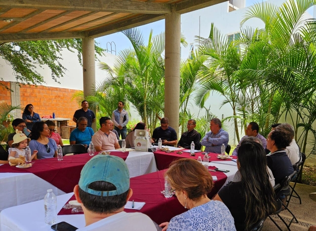 Entrega alcalde Rafael Reyes alarmas vecinales a habitantes de Jiutepec