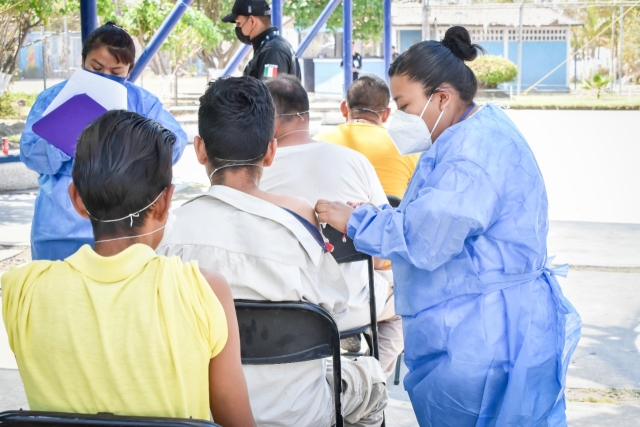 Aplican refuerzos contra covid-19 a personas privadas de la libertad en Morelos