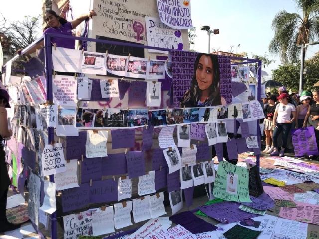 Las participantes recordaron a víctimas de feminicidio y a mujeres desaparecidas durante la marcha.