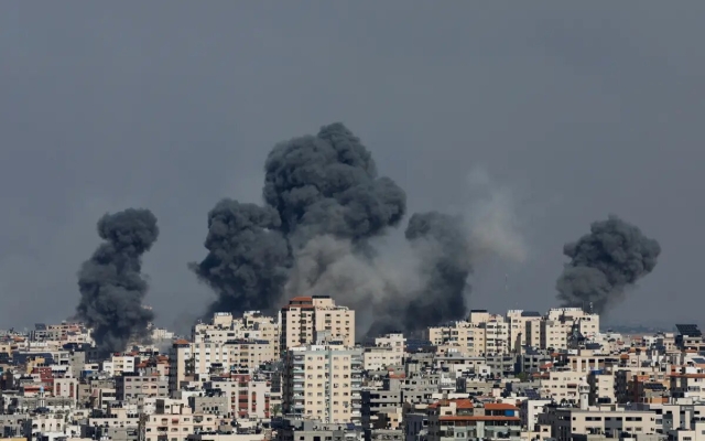 Ataques israelíes en Gaza suman 7 mil 703 muertos