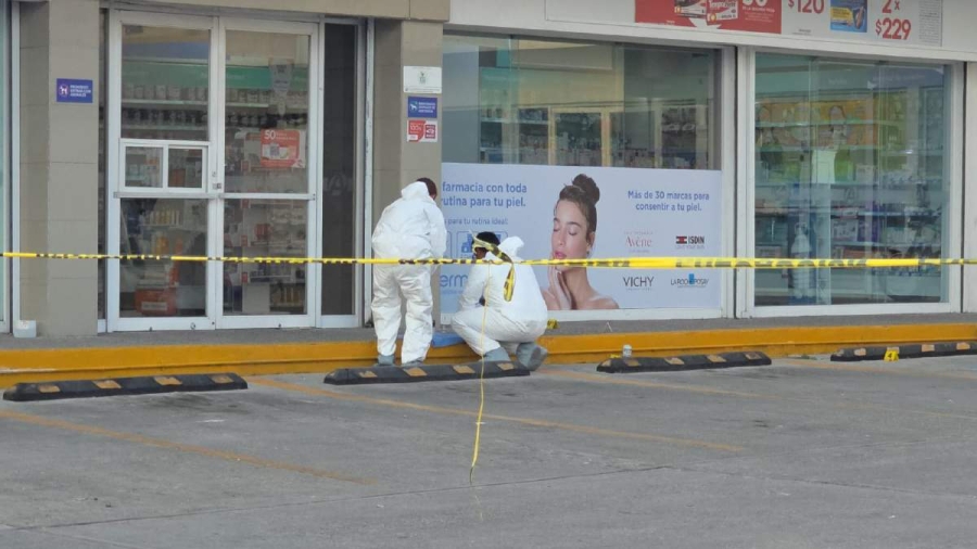 Lo balean afuera de una farmacia