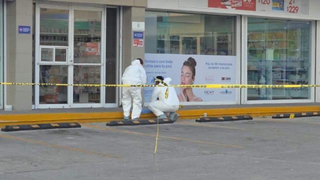 Lo balean afuera de una farmacia
