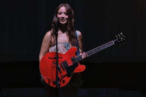 Laufey conquista el Teatro Metropólitan en su primer concierto en México con música nueva y gran conexión emocional