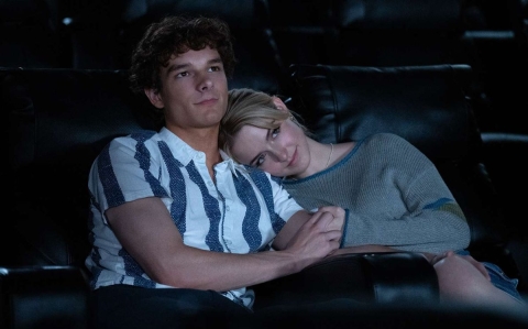 El romance vence al terror: A pesar de ti supera a Teléfono Negro 2 en la taquilla de Halloween