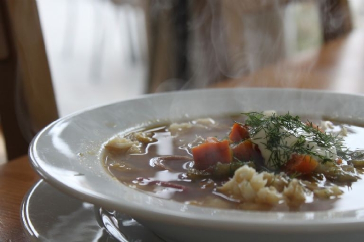 Sopa de pescado con verduras, cena sencilla para tener una opción saludable