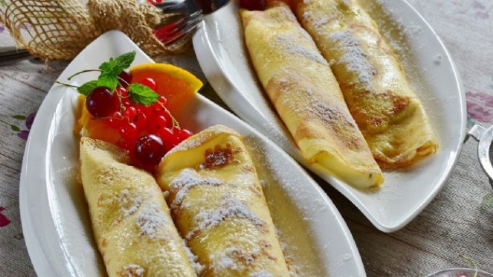 Prepara estas deliciosas crepas de avena rellenas de plátano y fresa