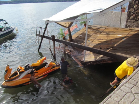 El negocio que utiliza la bajada al lago construyó una especie de muelle para ofrecer más atractivos a sus instalaciones, pero en plena reinauguración, colapsó.