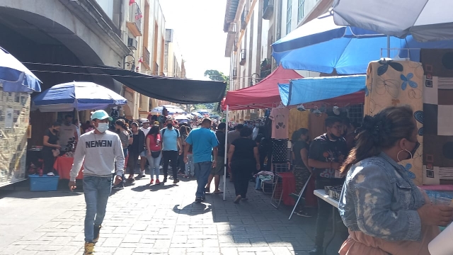 Continúan instalación de puestos de tianguis navideño en calles del centro de Cuernavaca