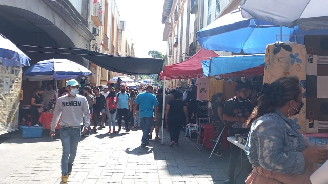 Continúan instalación de puestos de tianguis navideño en calles del centro de Cuernavaca