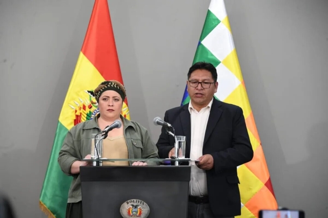 El viceministro de Relaciones Exteriores de Bolivia, Freddy Mamani junto a la ministra de la presidencia, María Nela Prada, durante una conferencia de prensa en la que anunció que Bolivia rompió relaciones con Israel, en el palacio de gobierno Casa Grande del Pueblo en La Paz, Bolivia, el 31 de octubre de 2023.