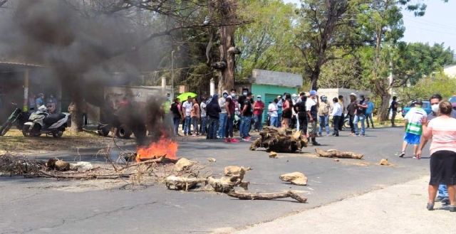 Los inconformes bloquearon la carretera y quemaron neumáticos y troncos.