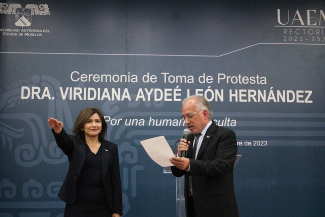 Viridiana León Hernández rinde protesta como la primera rectora de la UAEM