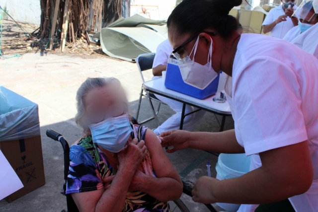 Inicia IMSS Morelos aplicación de vacuna contra covid-19 en municipios de la zona cañera