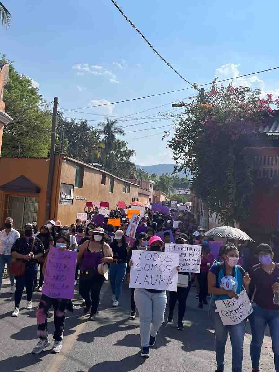 En la marcha participaron varias jóvenes que manifestaron su repudio por el crimen.