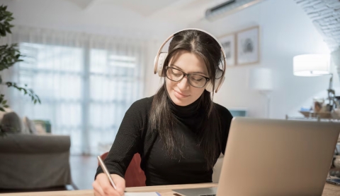 ¿Trabajas frente a una computadora? Estas son las posturas que debes evitar