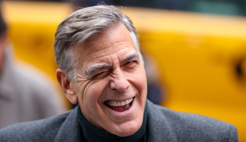 Mujer es víctima de estafa por impostor que fingía ser George Clooney usando IA | VIDEO