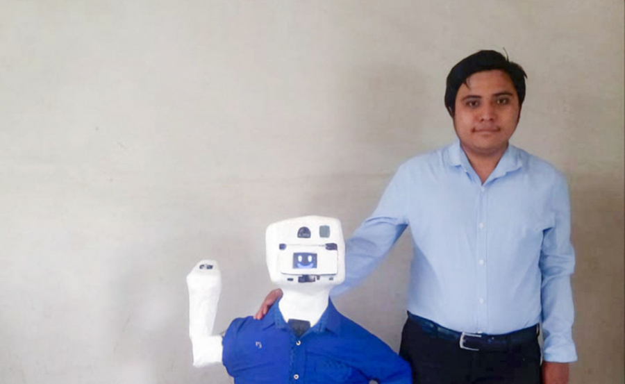 Estudiante de la UTM crea robot que previene el Covid-19 y habla maya