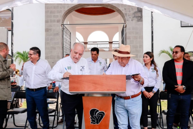 El rector firmaron el convenio de comodato.