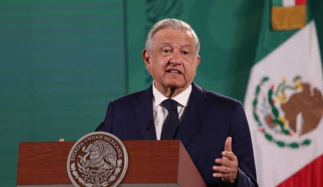 AMLO analiza reiniciar vacunación COVID en México.