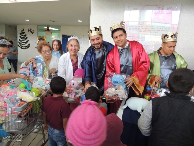 Llegaron los reyes magos al Hospital del Niño Morelense