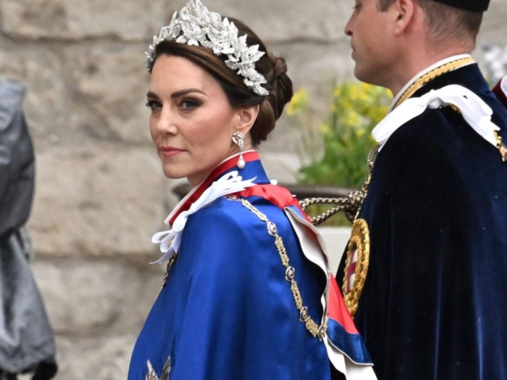 El gran momento de Kate Middleton: a juego con su hija y con la capa de la Orden Victoriana