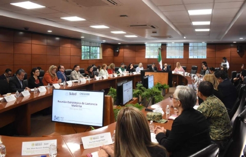 En la reunión, el secretario de Salud federal, David Kershenobich, destacó la urgencia de la expansión de lactarios y la protección de los derechos de las mujeres para amamantar en entornos seguros, para alcanzar los niveles óptimos.