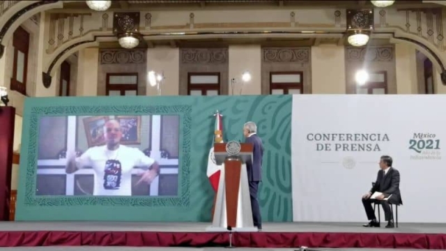 AMLO cierra mañanera con canción de Calle 13.