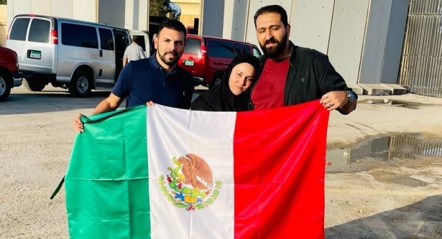 Mexicana Bárbara Lango y su esposo salen de la Franja de Gaza