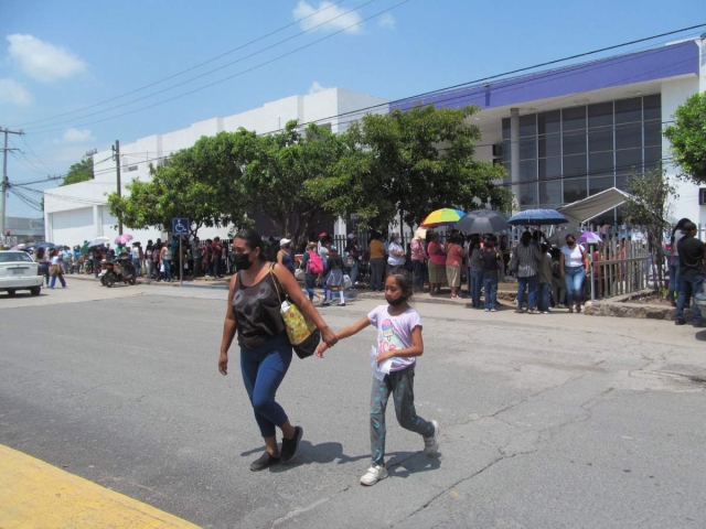 Desde muy temprano, madres de familia llevaron a vacunar en segunda dosis a sus hijos de 5-11 años contra la covid.